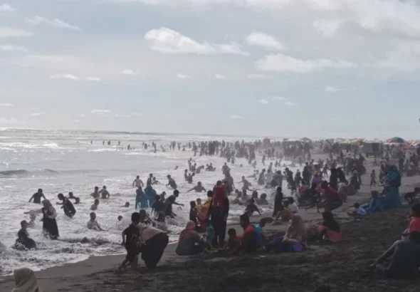 wisatawan-pantai-parangtritis