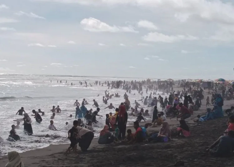 wisatawan-pantai-parangtritis