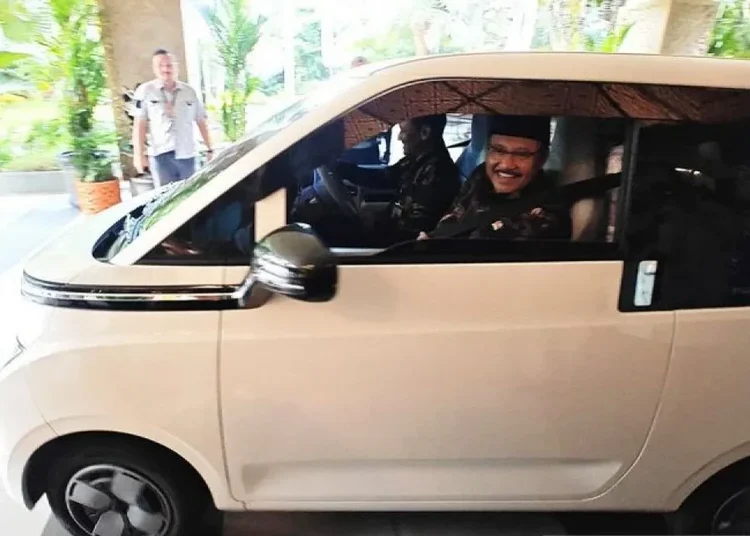 mensos-saifullah-yusuf-pakai-mobil-listrik-750x536-1