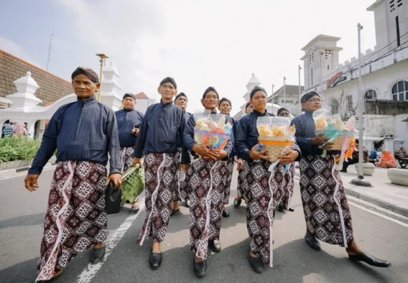 pamong-desa-diy-kirab-hut-ke-80-sultan-hb-x