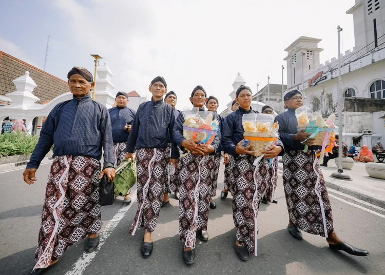 pamong-desa-diy-kirab-hut-ke-80-sultan-hb-x