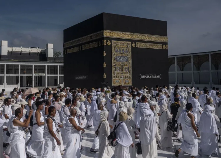 tawaf-manasik-haji-di-firdaus-fatimah-zahra-gunung-pati-semarang