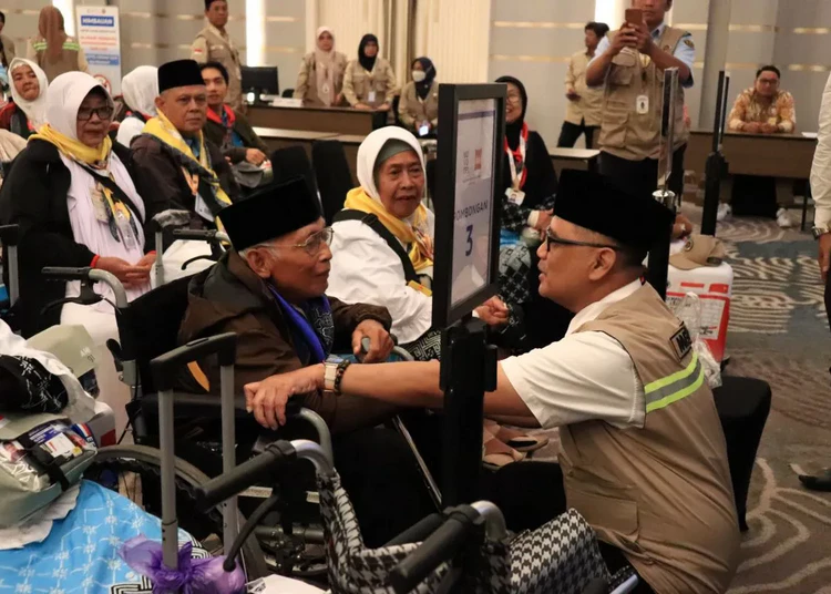 menhaj-irfan-yusuf-lepas-jemaah-haji-kloter-8-embarkasi-yogyakarta