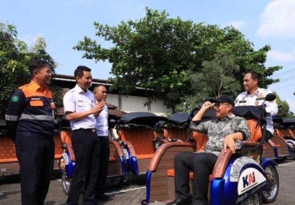 KAI-Daop-6-Pemkot-Yogyakarta-salurkan-becak-listrik-pada-pegayuh-becak-750x536-1