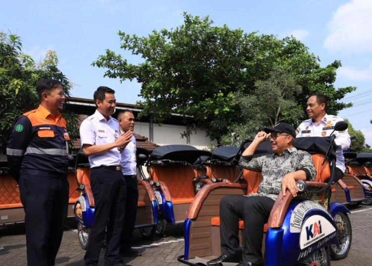 KAI-Daop-6-Pemkot-Yogyakarta-salurkan-becak-listrik-pada-pegayuh-becak-750x536-1