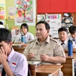 prabowo-makan-menu-mbg-smpn-111-jakarta