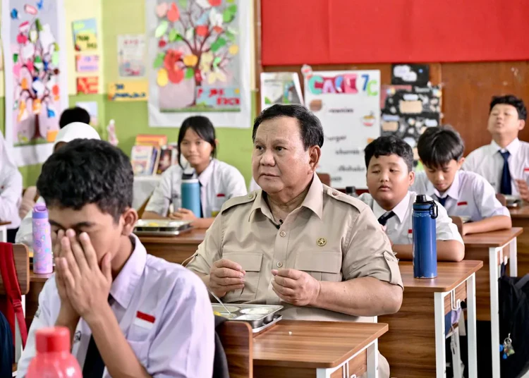 prabowo-makan-menu-mbg-smpn-111-jakarta