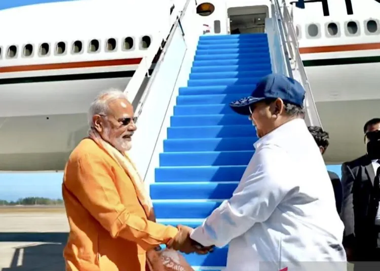 Presiden-Prabowo-lepas-kepulangan-PM-Modi-di-Bandara-YIA-Yogyakarta-1-750x536-1