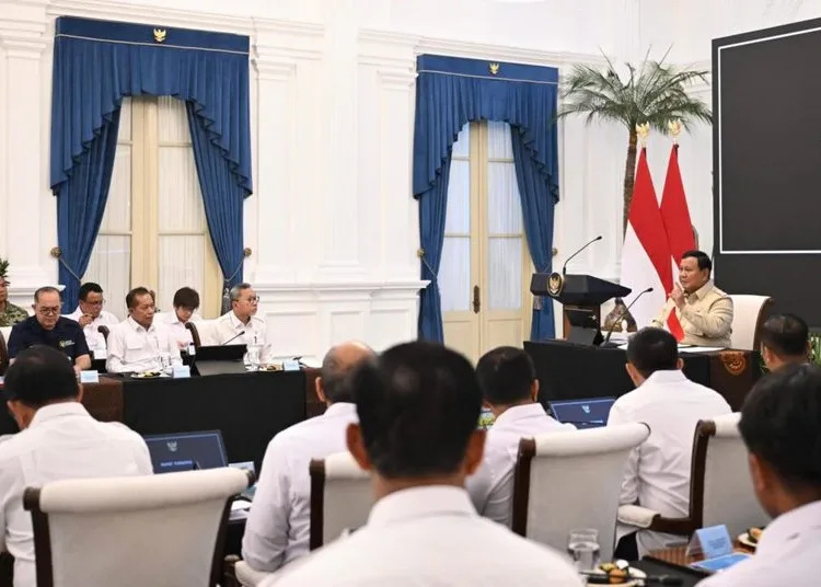 presiden-prabowo-pimpin-rapat-terbatas-kabinet-merah-putih-750x536-1