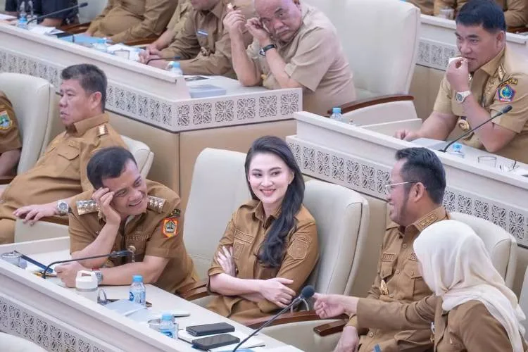 Gubernur-Jateng-dan-Maluku-Utara-Pamer-Foto-Duduk-Berdampingan-Medsos-Langsung-Diserbu-Doa-Berjodoh_6aaa9ba5d9306