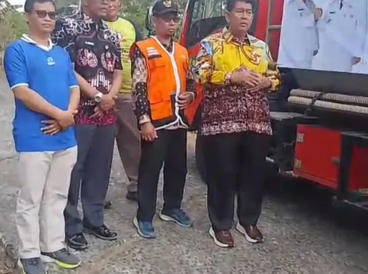 bupati-tekankan-pentingnya-akses-air-bersih-dropping-air-bersih-salurkan-bantuan-ke-sd-jatiroto-purwosari-1791533599-1-719x536-1