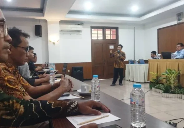 focus-group-discussion-fgd-antara-dengan-tema-kajian-perumusan-kebijakan-tindak-lanjut-reformasi-kalurahan-di-diy-1793274315-1-750x536-1
