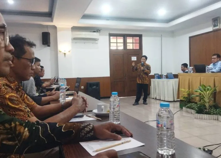 focus-group-discussion-fgd-antara-dengan-tema-kajian-perumusan-kebijakan-tindak-lanjut-reformasi-kalurahan-di-diy-1793274315-1-750x536-1