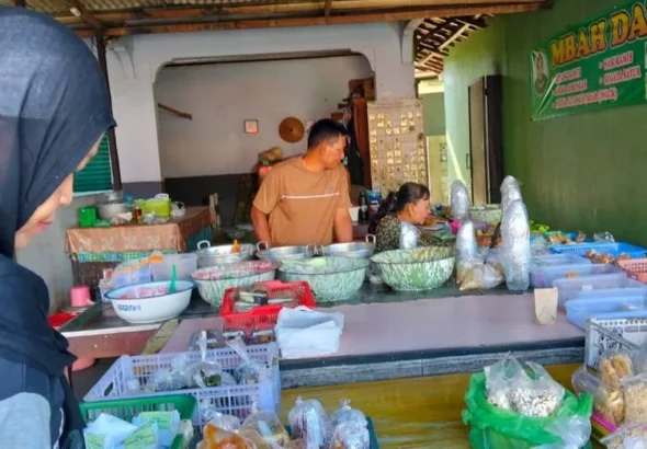 jenang-dawet-mbah-dawet-gunungkidul-menjaga-cita-rasa-sejak-1965-warisan-kuliner-yang-tak-lekang-oleh-zaman-1792211478-1-1-750x536-1