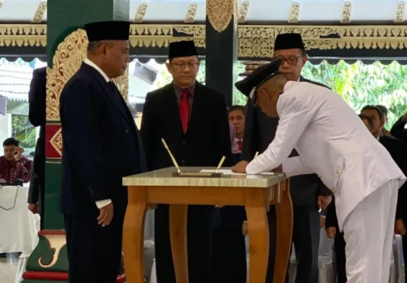 kepemimpinan-baru-untuk-keberlanjutan-pembangunan-pelantikan-lurah-hasil-pergantian-antar-waktu-paw-kabupaten-sleman-1791589092-1-750x536-1