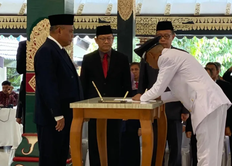 kepemimpinan-baru-untuk-keberlanjutan-pembangunan-pelantikan-lurah-hasil-pergantian-antar-waktu-paw-kabupaten-sleman-1791589092-1-750x536-1