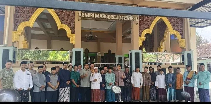 mempererat-ukhuwah-dan-kerukunan-warga-safari-jumat-berkah-pemerintah-kalurahan-margorejo-di-masjid-al-muin-padukuhan-kemiri-1792144031-1