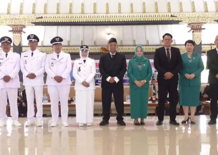 pelantikan-lurah-paw-di-gedung-parasamya-1791447001-2-750x536-1