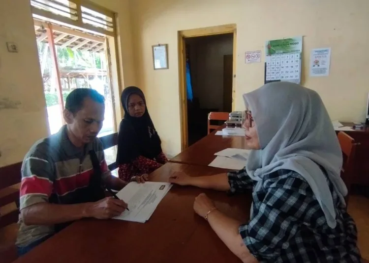pendamping-desa-panjatan-dampingi-pencairan-blt-dana-desa-triwulan-iii-kepada-5-kpm-1791897698-1-750x536-1