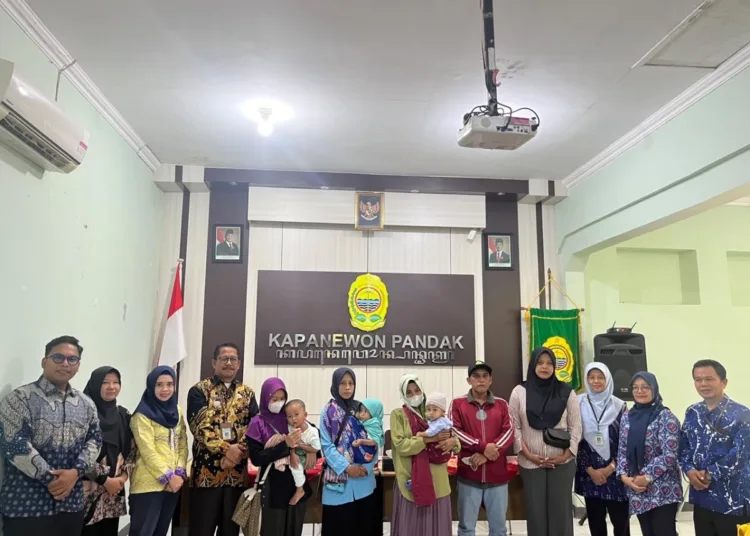penyerahan-barang-bantuan-untuk-pengentasan-anak-stunting-1791882578-1-750x536-1
