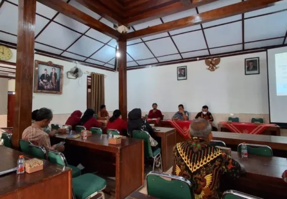 rapat-pengukuran-kinerja-lurah-yang-diselenggarakan-oleh-pemerintah-kalurahan-sidomulyo-kapanewon-pengasih-kabupaten-kulon-progo-1792056447-1-750x536-1