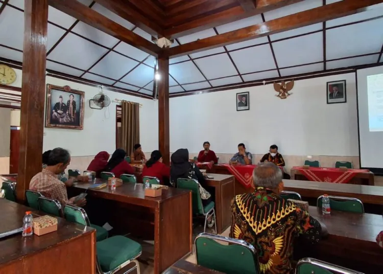 rapat-pengukuran-kinerja-lurah-yang-diselenggarakan-oleh-pemerintah-kalurahan-sidomulyo-kapanewon-pengasih-kabupaten-kulon-progo-1792056447-1-750x536-1